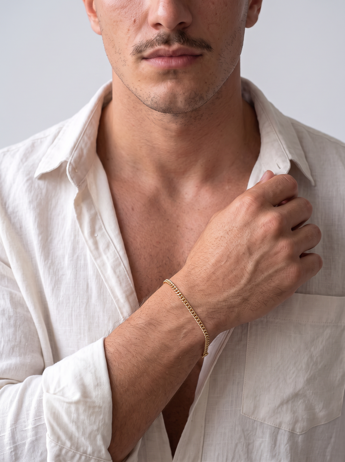 Cuban Bracelet 3mm in gold, close-up on the wrist