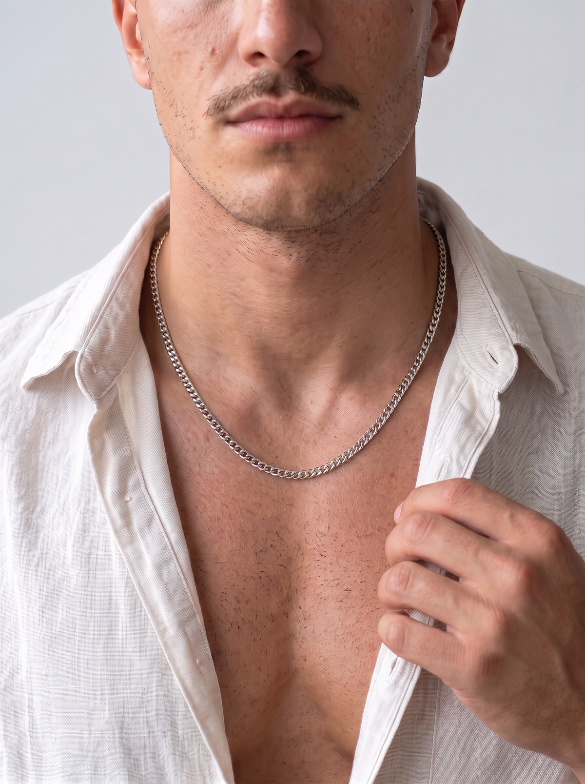 Cuban Chain 3mm in silver, close-up on the collarbones