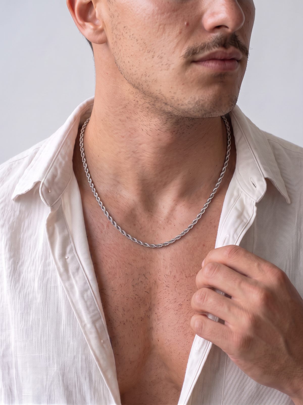 Rope Chain 3mm in silver, close-up on the collarbones